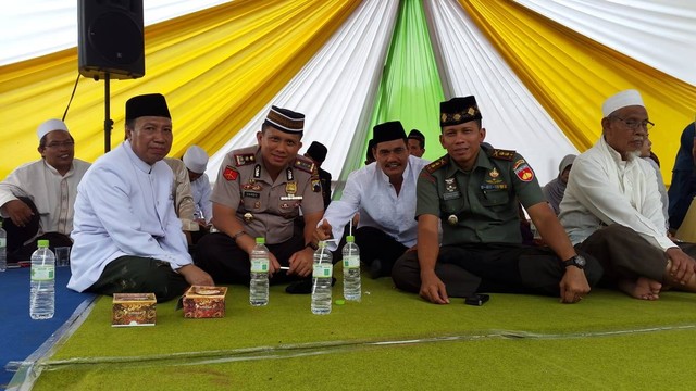 Cahyadi Imam Suhada bersama Ferdy Sambo dalam sebuah kegiatan saat masih bertugas di Brebes. (dok istimewa)