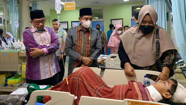 Kakanwil Kemenag Aceh Iqbal menjenguk siswa MIN 2 Banda Aceh yang dirawat di rumah sakit usai tertimpa salah satu bangunan sekolah itu yang roboh pada Kamis (11/8) petang. Foto: Dok. Kemenag Aceh
