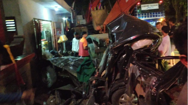Truk tronton bernomor polisi D 8538 DD bermuatan alat berat jenis ekskavator menabrak mobil bak terbuka dan warung di Cianjur. (Dok Istimewa)