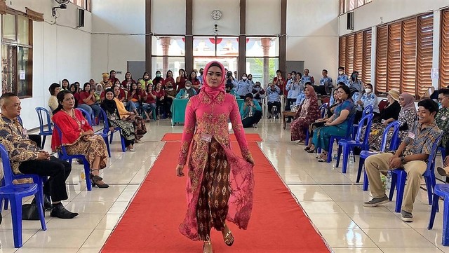 Fashion show dalam rangka menyambut HUT ke-77 Kemerdekaan RI diselenggarakan di Rutan Klas 1A Solo, Kamis (11/08/2022). FOTO: Agung Santoso