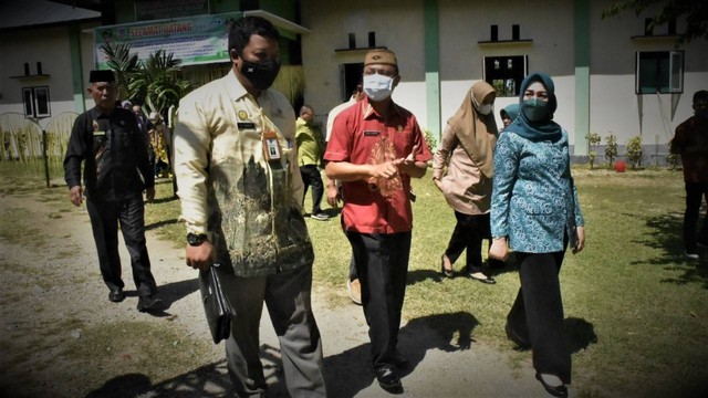 Ketua TP PKK Kabupaten Gorontalo, Fory Armin Naway (kanan) bersama Sekretaris Daerah Kabupaten Gorontalo, Roni Sampir (tengah) dan perwakilan Kementerian Dalam Negeri, Destriana Faried saat peluncuran kampung KB. Foto: Dok istimewa