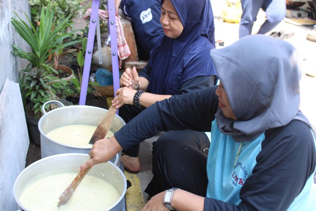 (Ibu Kader PKK saat mengaduk bubur suro untuk dibagikan kepada warga pada acara malam satu suro yang di bantu oleh Mahasiswa KKN Undip - Dokumentasi Pribadi)