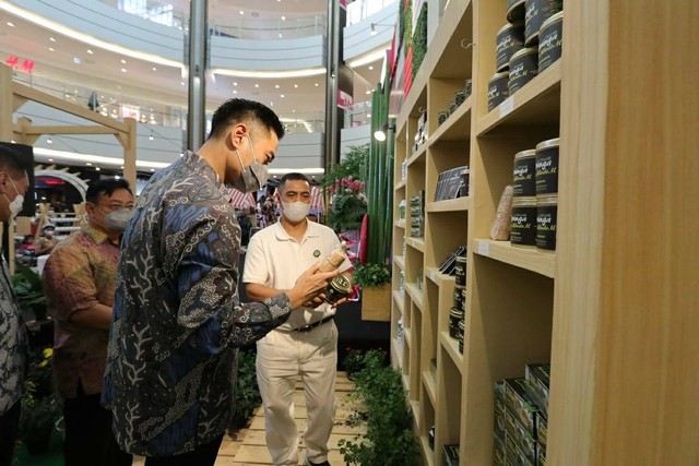 Direktur PT. AMSL INDONESIA Fariyanto Nickholas Sonda saat mengunjungi salah satu peserta "Farm to Table" asal Sumatera Barat, di AEON Mall BSD City. Foto: AEON Mall