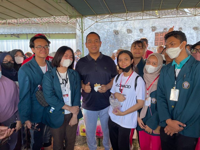 Foto Bersama Wali Kota Semarang, Pak Hendrar Prihadi dalam Kegiatan Pasar Pagi di RW 01, Kelurahan Kalipancur, Kecamatan Ngaliyan, Kota Semarang. Foto: Dokumentasi Pribadi.