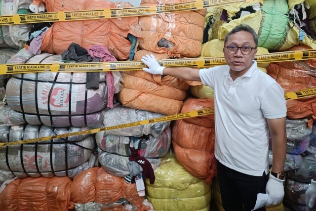 Menteri Perdagangan Zulkifli Hasan menghadiri pemusnahan pakaian impor bekas di Pergudangan Gracia, Tunggakjati, Karawang Jawa Barat, Jumat (12/8/2022).  Foto: Akbar Maulana/kumparan