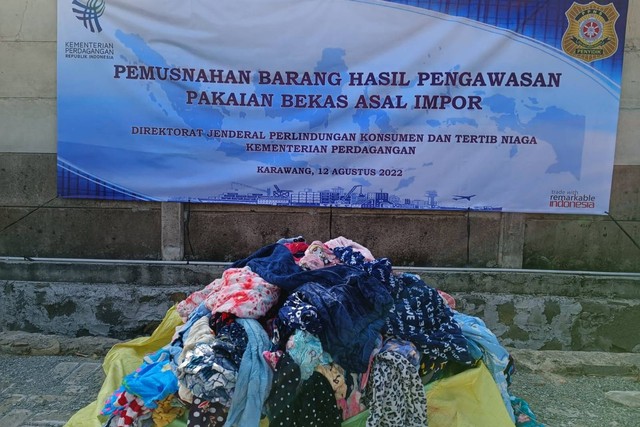 Pemusnahan pakaian impor bekas di Pergudangan Gracia, Tunggakjati, Karawang Jawa Barat, Jumat (12/8/2022).  Foto: Akbar Maulana/kumparan