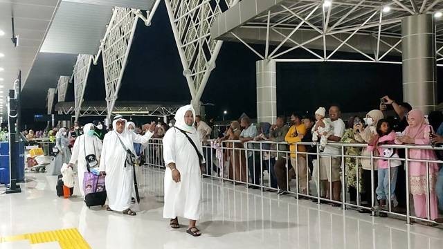 Jemaah haji asal Sulawesi Utara dijemput ratusan keluarga mereka di Bandara Sam Ratulangi Manado, Jumat (12/8) dini hari.