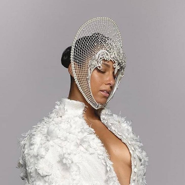 Potret Alicia Keys Pakai Headpiece Rancangan Desainer Rinaldy Yunardi. Foto: Instagram @rinaldyyunardi.