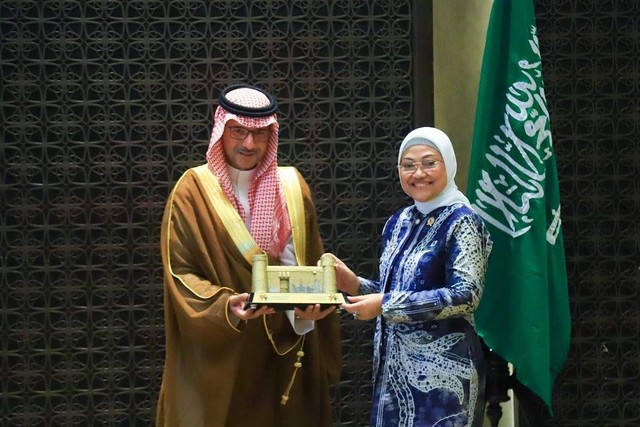 Menteri Tenaga Kerja, Ida Fauziyah, menandatangani kesepakatan baru dengan Pemerintah Arab Saudi soal penempatan pekerja migran Indonesia.  Foto: Instagram/@idafauziyahnu