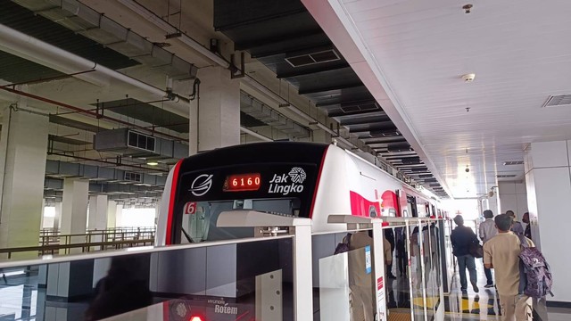 Situasi Stasiun LRT Pegangsaan Dua, Kamis (12/8). Foto: Narda Margaretha Sinambela/kumparan