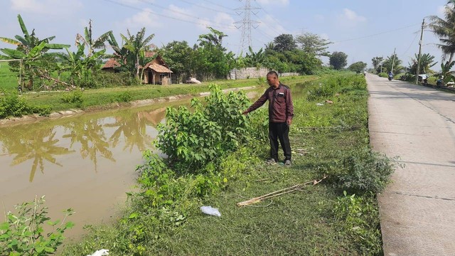 Warga Kelurahan Kilasah, Kecamatan Kasemen, Kota Serang digegerkan dengan penemuan sesosok mayat perempuan tanpa busana mengambang di saluran irigasi pada Jumat (12/8) pagi. Foto: Dok. Istimewa