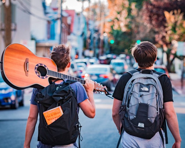 Tips Backpacker ke Bandung Naik Kereta, Foto: Unsplash/Austin Distel
