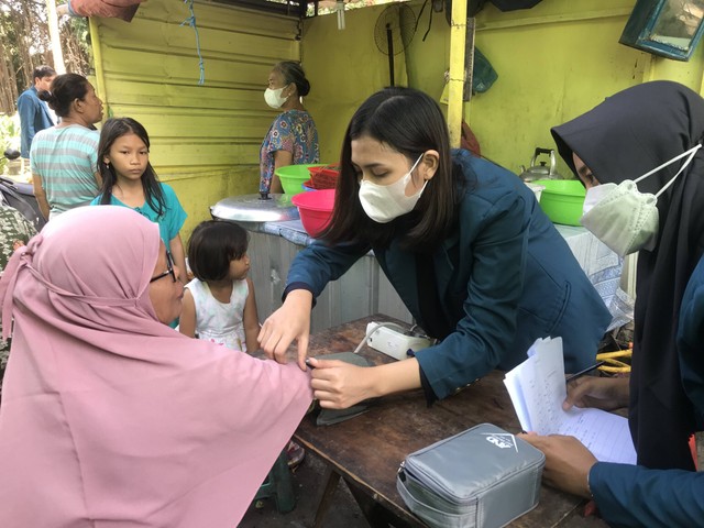 Pemeriksaan Hipertensi di Kelurahan Gabahan, Semarang Tengah. Sumber : Dokumentasi Pribadi