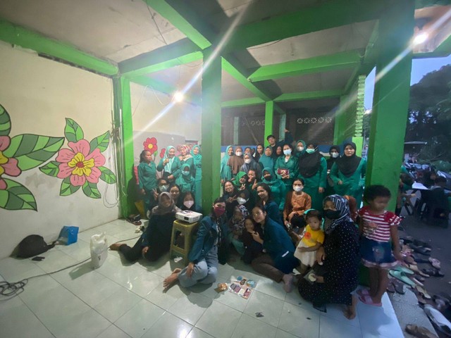Foto Bersama Warga Setelah Dilakukan Pemeriksaan Hipertensi di Aula RT 07 RW 03, Kelurahan Gabahan, Semarang Tengah. Sumber : Dokumentasi Pribadi 