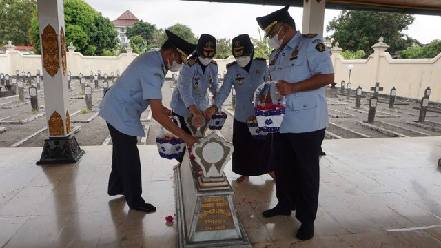 Jajaran Pimti Kanwil Kemenkumham DIY melakukan prosesi tabur bunga pada makam pahlawan (Foto: Humas Kanwil Kemenkumham DIY)