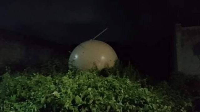Masyarakat Meksiko menemukan bola logam 'mendarat' di atas pohon. Foto: Facebook/Isidro Cano