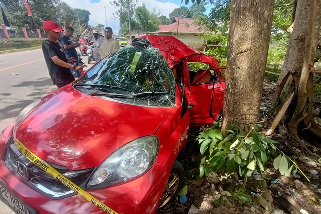 Honda Brio merah tabrak pohon di Jalan Tulehu, Kecamatan Salahutu, Kabupaten Maluku Tengah, Provinsi Maluku.  Foto: Dok. Istimewa