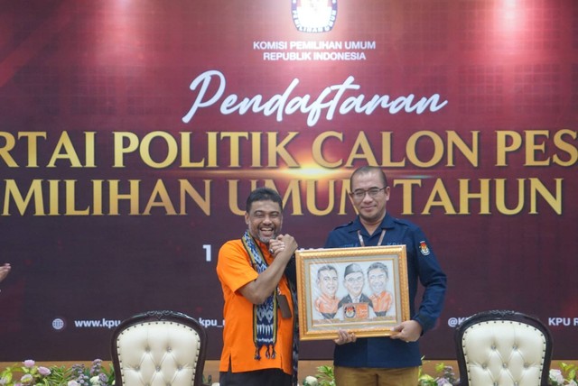 Presiden Partai Buruh, Said Iqbal mendaftarkan partainya untuk menjadi peserta pemilu 2024 di kantor KPU RI, Jakarta pada Jumat (12/8). Foto: Iqbal Firdaus/kumparan