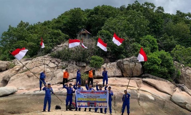 Satpolairud Polres Karimun kibarkan merah putih di Pulau Takong Hiu (Foto: Ist)