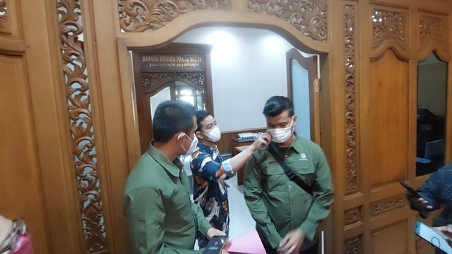 Wali Kota Solo Gibran Rakabuming saat membuka masker Paspampres di kantornya. Foto: Dok. Istimewa