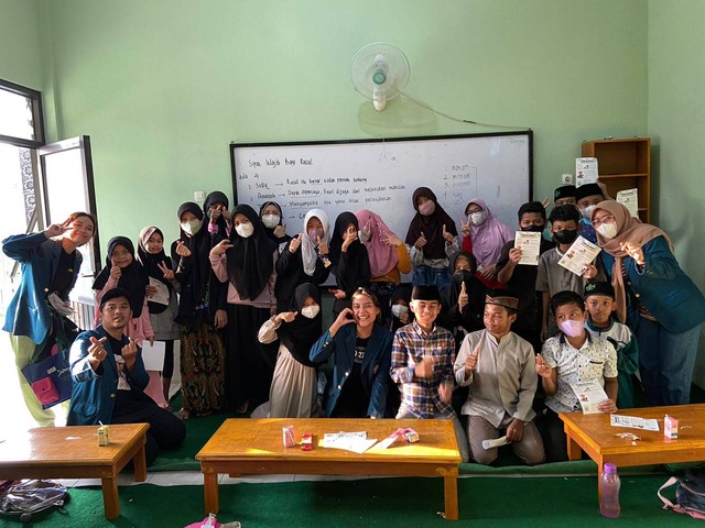 Foto Bersama Mahasiswa KKN dan Para Siswa TPQ Setelah Melaksanakan Program Kerja Edukasi Literasi Keuangan BELALANG (Belajar Kelola Uangmu). (Sumber Foto: Dokumentasi Pribadi)