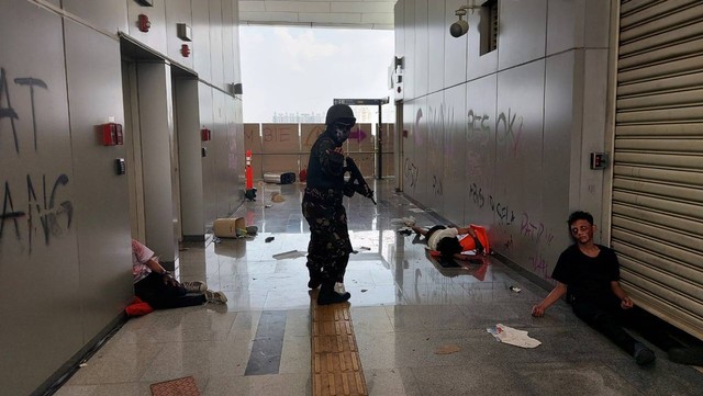 Para zombie yang sedang tertidur di wahana Train to Apocalypse. Foto: Gitario Vista Inasis/kumparan