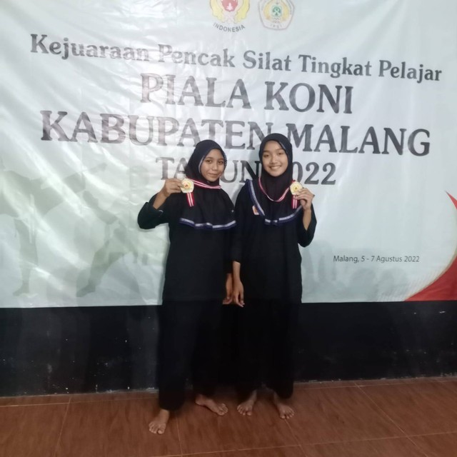 Novia Ariyanti dan Niken Melindasari mewakili SMKN 1 Turen dalam Kejuaraan Pencak Silat Tingkat Pelajar Piala KONI Kabupaten Malang. Foto: dok SMKN 1 Turen