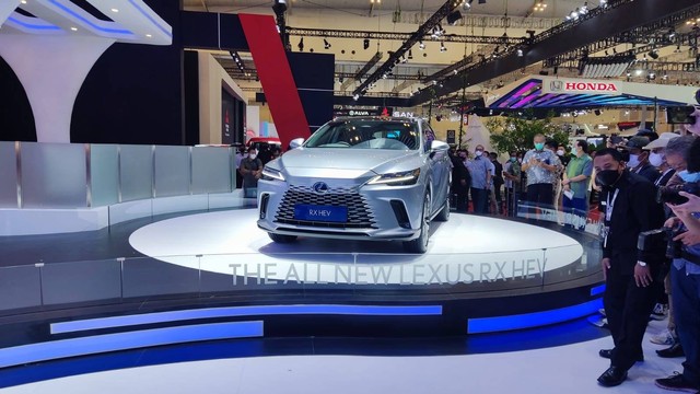 Jajaran mobil listrik Lexus di GIIAS 2022. Foto: Aditya Pratama Niagara/kumparan