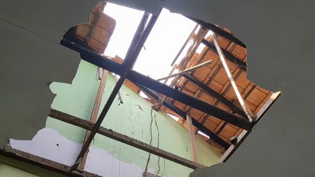 Kondisi atap dan plafon SD Negeri Sumuragung Satu, Kecamatan Baureno, Kabupaten Bojonegoro, yang rusak. (foto: dok istimewa)