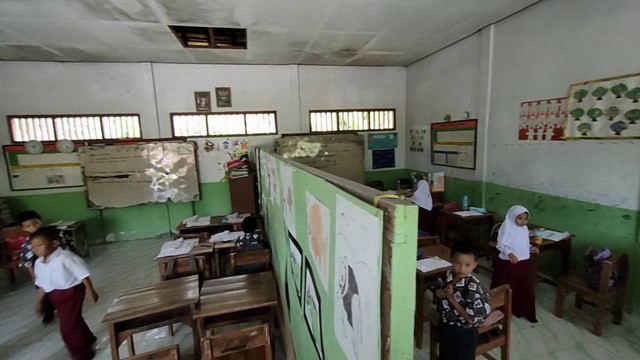 Kegiatan belajar mengajar di SD Negeri Sumuragung Satu, Kecamatan Baureno, Kabupaten Bojonegoro, yang digabung karena adanya ruang kelas yang rusak. (foto: dok istimewa)