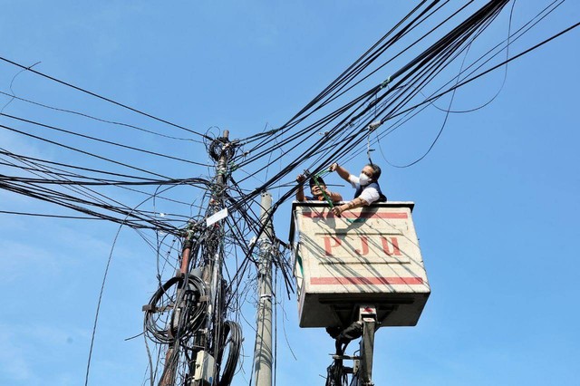 Wali Kota Bandung, Yana Mulyana, terlibat langsung dalam penertiban kabel udara di kawasan Cikapayang, Kota Bandung, Jumat (12/8/2022). Foto: Humas Pemkot Bandung