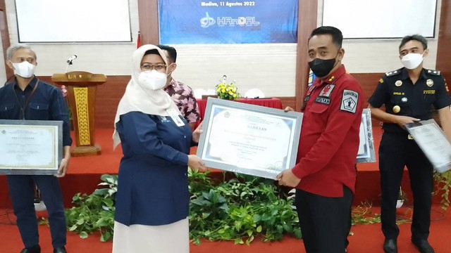 Pemberian Penghargaan Dari Kepala KPPN Madiun Kepada Kepala Rutan Magetan. Foto : Humas Rutan Magetan
