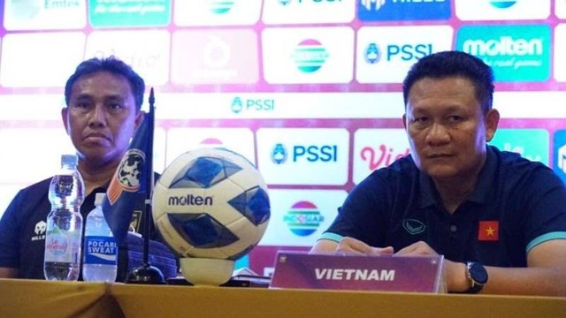 Pelatih tim nasional U-16 Indonesia Bima Sakti (kiri) dan juru taktik timnas U-16 Vietnam Nguyen Quoc Tuan mengikuti konferensi pers Grup A Piala AFF U-16 2022 di Sleman, Yogyakarta, Sabtu (30/7/2022). Di turnamen itu, kedua tim akan bertemu pada 6 Agustus 2022. Foto: PSSI