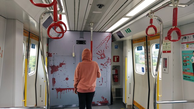 Penumpang yang pura-pura menyamar menjadi zombie. Foto: Gitario Vista Inasis/kumparan