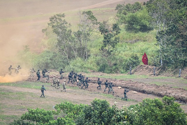 Sejumlah prajurit gabungan TNI AD dan US Army melakukan penyerbuan dalam puncak latihan bersama (Latma) Super Garuda Shield 2022 di Puslatpur Baturaja, Ogan Komering Ulu (OKU) Timur, Sumatera Selatan, Jumat (12/8/2022). Foto: M Risyal Hidayat/ANTARA FOTO