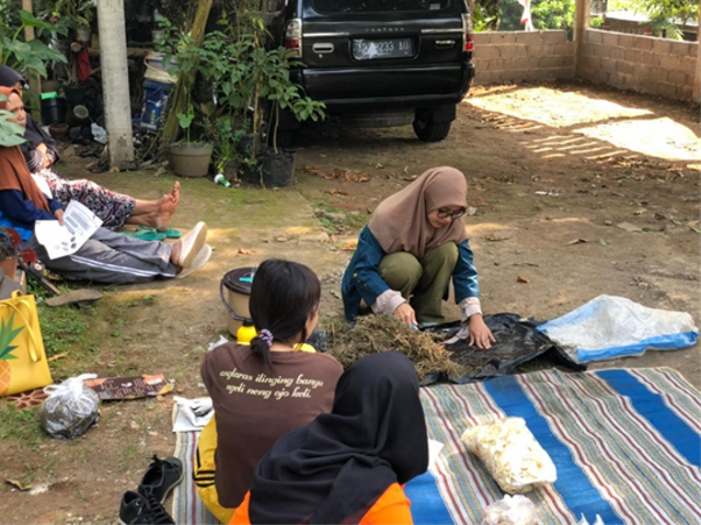Sosialisasi dan Pembuatan Pupuk Kompos Bersama Ibu - Ibu RW 6 Kelurahan Gunungpati  (Sumber: Dokumentasi Pribadi)