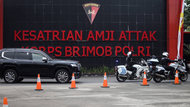 Kendaraan Wakapolri dan rombongan timsus memasuki kawasan Mako Brimob, Kelapa Dua, Depok, Jawa Barat, Jumat (12/8). Foto: ANTARA FOTO/Asprilla Dwi Adha