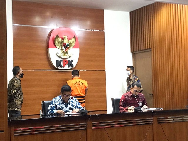 KPK Tahan Mantan Wakil Ketua DPRD Tulungagung, Agus Budiarto, terkait suap ketuk palu, Jumat (12/8). Foto: Hedi/Kumparan