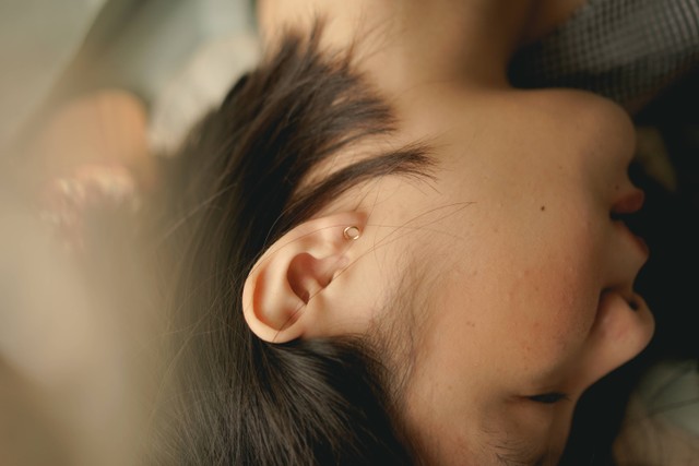 Bisul di telinga dapat menyebabkan rasa nyeri bagi penderitanya. Foto: Unsplash.com