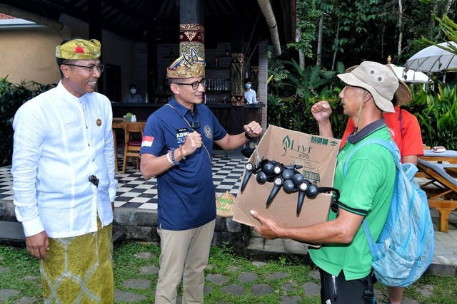 Menparekraf Sandiaga Uno bertemu Rocky (50) pemandu wisata di Desa Wisata Undisan, Kabupaten Bangli, Bali. Foto: Dok. Istimewa