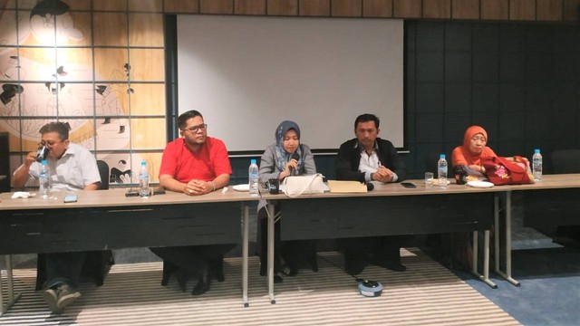 Istri Mas Bachi, Duhrottun Mahasunnah (tengah) tampil di hadapan media buka suara soal kasus suaminya di Hotel Ibis Surabaya, Jumat (12/8/2022). Foto: Dok. Istimewa