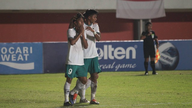 Pemain Timnas Indonesia U-16 Muhammad Kafiatur Rizky (kiri) melakukan selebrasi seusai berhasil menjebol gawang Timnas Vietnam U-16 saat laga final AFF U-16 2022 di Stadion Maguwoharjo, Depok, Sleman, D.I Yogyakarta, Jumat (8/12/2022). Foto: Andreas Fitri Atmoko/ANTARA FOTO