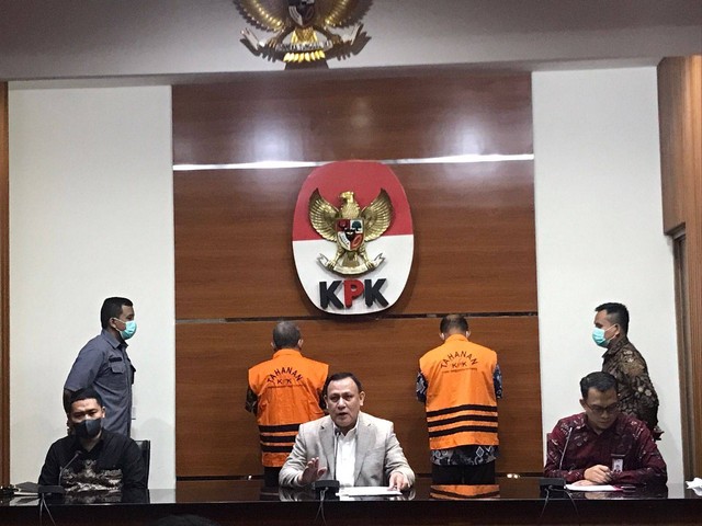 Bupati Pemalang Mukti Agung Wibowo dan 5 orang lainnya resmi mengenakan rompi oranye KPK, Jumat (12/8). Foto: Hedi/kumparan