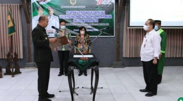 Pelantikan Slamet Masduki sebagai pejabat Sekda oleh Bupati Pemalang. Foto: pemalangkab.go.id