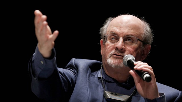 Penulis Inggris Salman Rushdie berbicara pada hari pembukaan Forum Ekonomi Positif di Le Havre, barat laut Prancis, 16 September 2016. Foto: CHARLY TRIBALLEAU / AFP