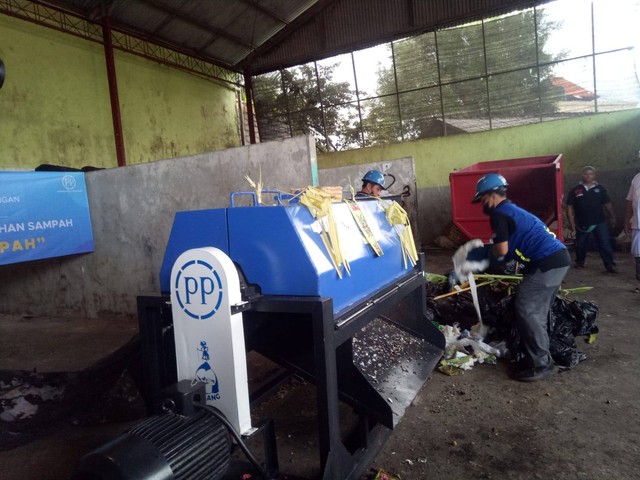 Mesin pengolah sampah akan membantu pengolahan sampah tanpa residu di TPST Desa Adat Seminyak, badung, Bali - LSU