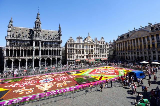Karpet bunga di Brussels Grand Place, Belgia. Foto: Johanna Geron/REUTERS