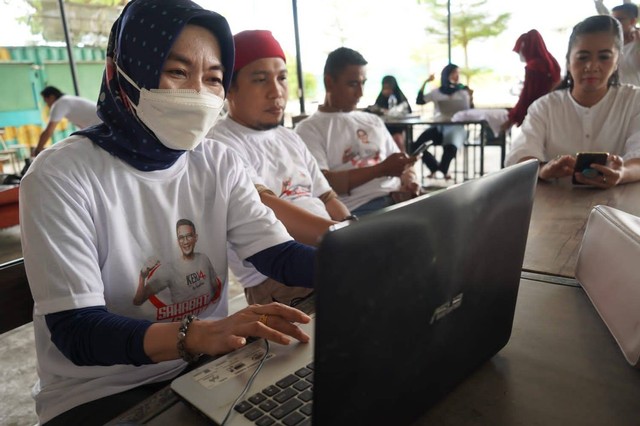 Relawan UMKM Sahabat Sandi Uno memberikan pelatihan digital marketing kepada pelaku usaha di Cafe Dafest Daya, Kota Makassar, Sulawesi Selatan, Jumat (12/8/2022).  Foto: Dok. Istimewa