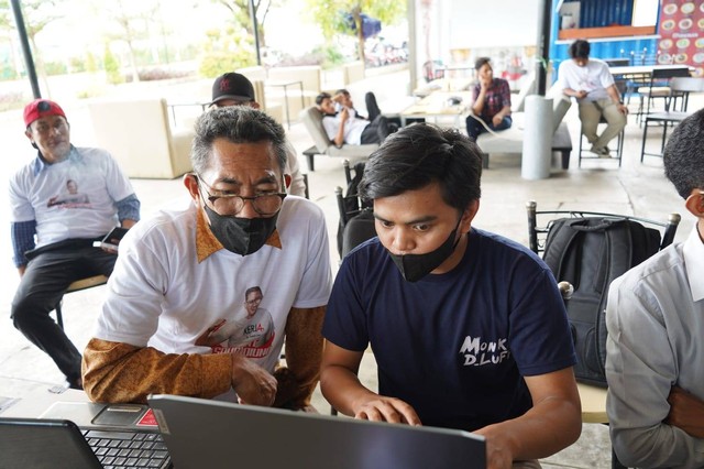 Relawan UMKM Sahabat Sandi Uno memberikan pelatihan digital marketing kepada pelaku usaha di Cafe Dafest Daya, Kota Makassar, Sulawesi Selatan, Jumat (12/8/2022). Foto: Dok. Istimewa