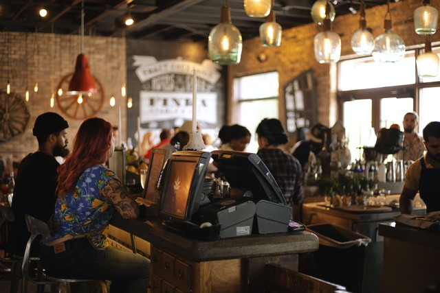 Ilustrasi gambar cafe live music di Lampung. Pexels.com